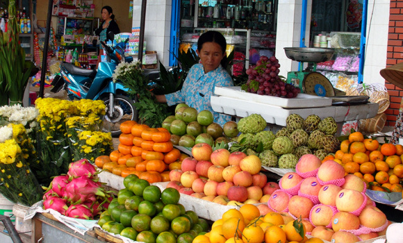Giá hoa tươi, trái cây tăng gấp 6 lần trong ngày Rằm tháng Giêng